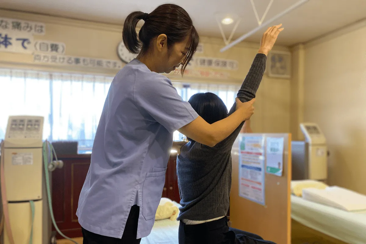 施術後の説明の様子